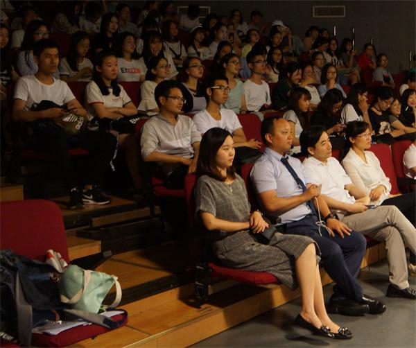 公司自创话剧《寻找马克思》献礼马克思诞辰两百周年