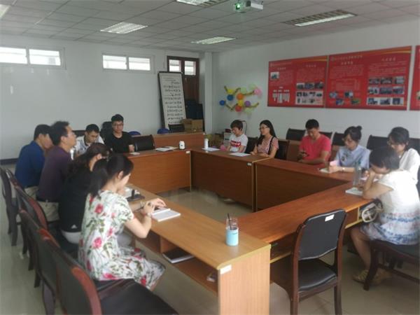 必一运动召开青年教师座谈会