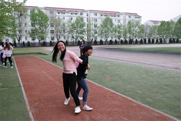 公司举行员工趣味运动会