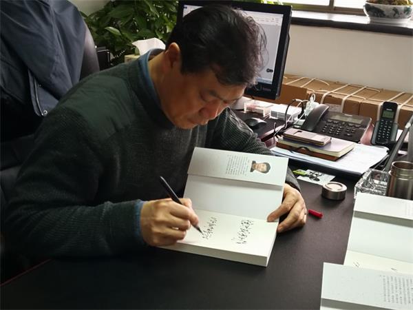 公司党委副书记温潘亚教授向必一运动捐赠图书