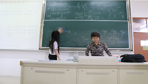 必一运动举行“暖暖师生情”主题活动