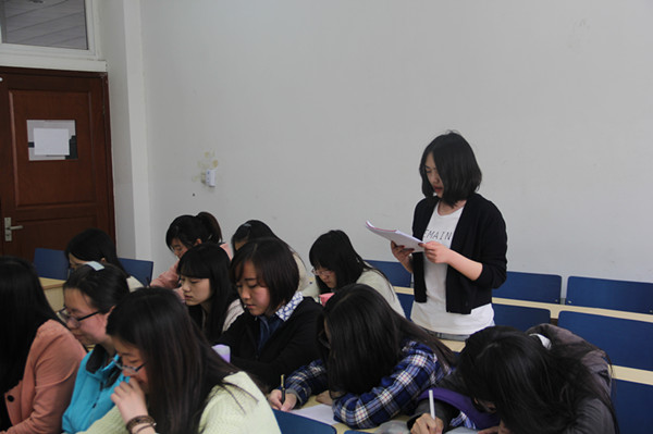 必一运动本科生、研究生党支部举行党日活动