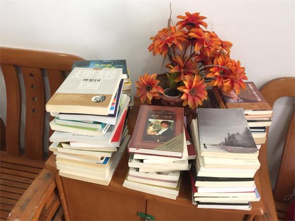 公司2018届毕业生向“明灯书屋”捐赠图书