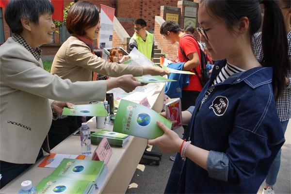 公司新闻1601班组织团员参观南京地质博物馆