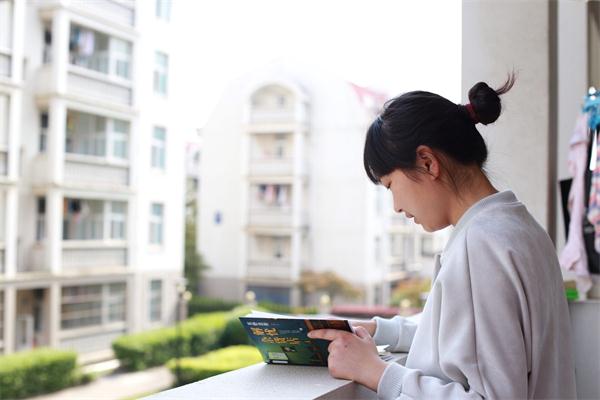 公司网媒1501班举办“拥抱图书，追逐梦想”团日活动