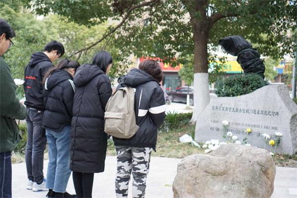 必一运动开展南京大屠杀遇难同胞丛葬地寻访祭扫活动