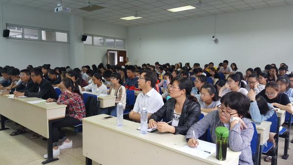 中国作家协会副秘书长、鲁迅文学奖得主王干教授来公司讲学