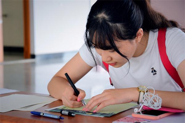 必一运动创新工作方式喜迎133名新生