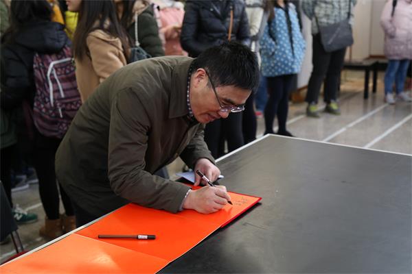 必一运动举办“敬礼老兵”影像展纪念首个国家公祭日