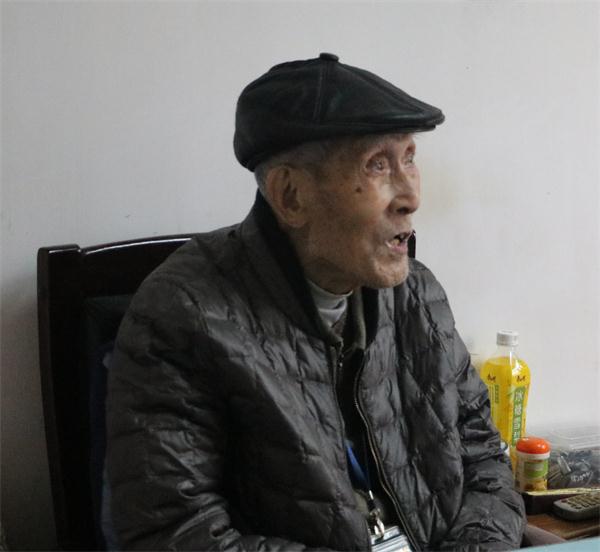 必一运动组织员工探望大屠杀幸存者夏瑞荣老人