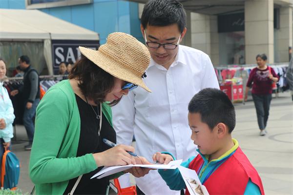 “扬子小记者”与公司员工走上街头宣传“世界图书与版权日”