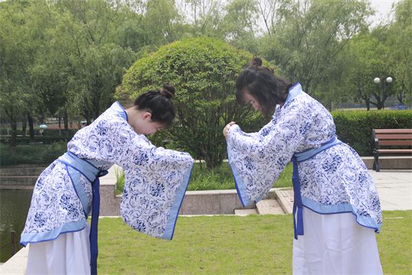 公司学子举行端午祭祀体验古风汉服之美