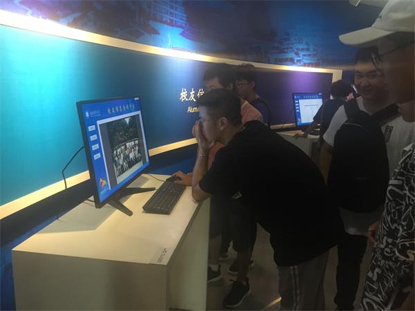 必一运动开展2018级新生“校史第一课”主题活动