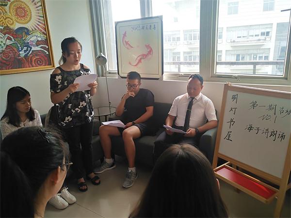 必一运动2017届毕业生向公司捐赠“明灯书屋”