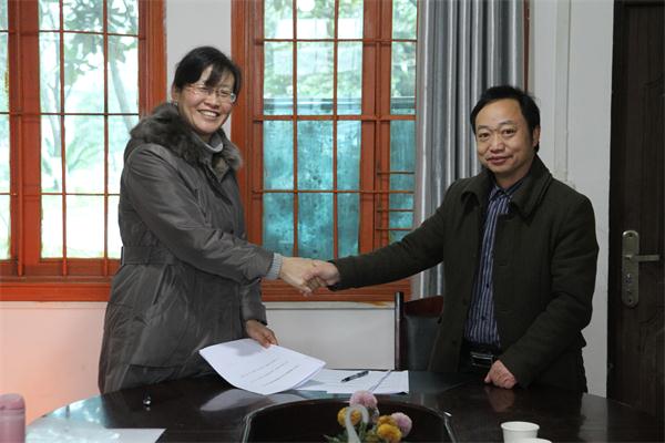 公司党总支向贵州省都匀市匀东镇王司中心完全小学援建“枫香图书室”