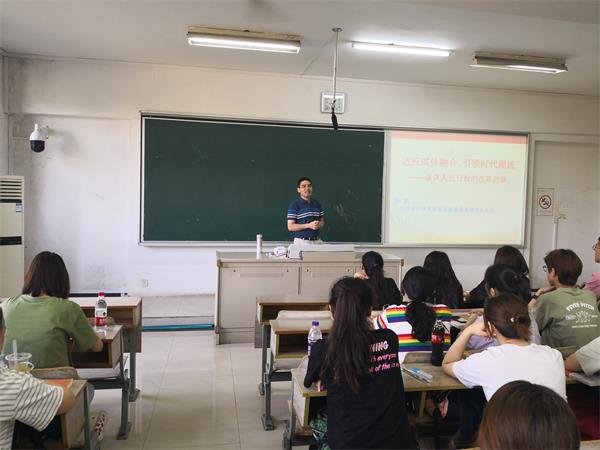 人民日报社研究部新闻报道业务研究室主任李凯来公司讲学