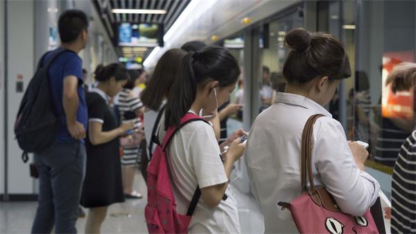 聚焦“低头族”,城市青年“低头族”现状调查分析