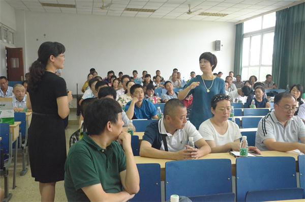 公司举行2016级新生家长见面会