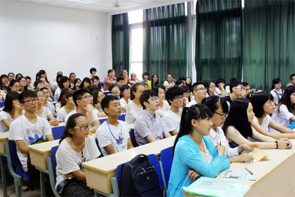 必一运动大一新生班会顺利召开