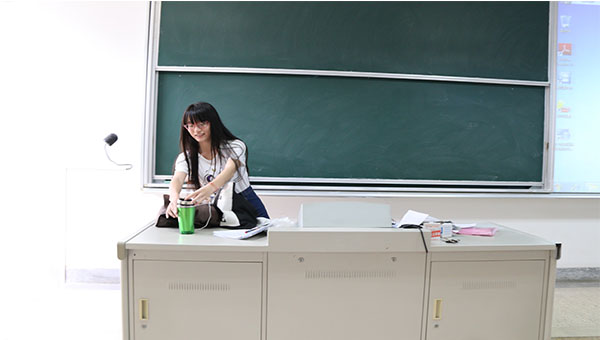 必一运动举行“暖暖师生情”主题活动