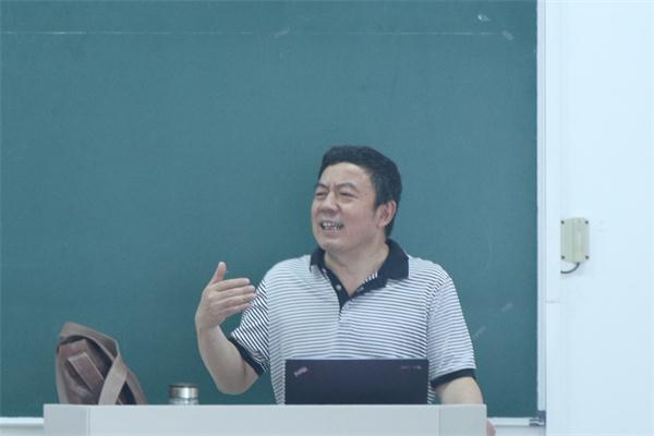 《小说选刊》副主编王干教授来公司讲授“当代文学的动态与走向”