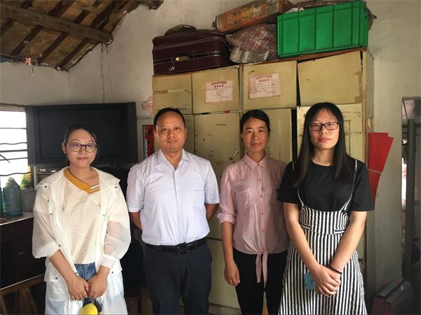 公司携员工拜访新生家庭