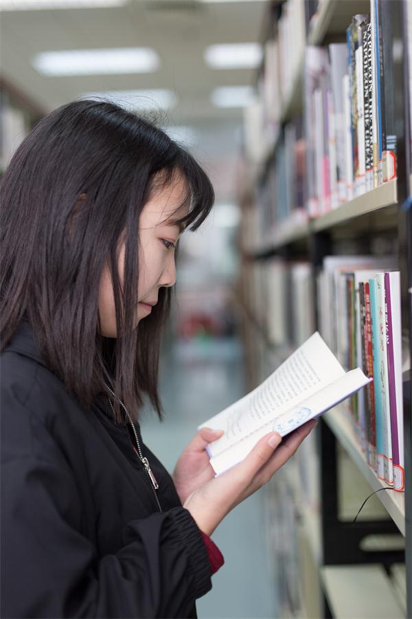 公司网媒1501班举办“拥抱图书，追逐梦想”团日活动