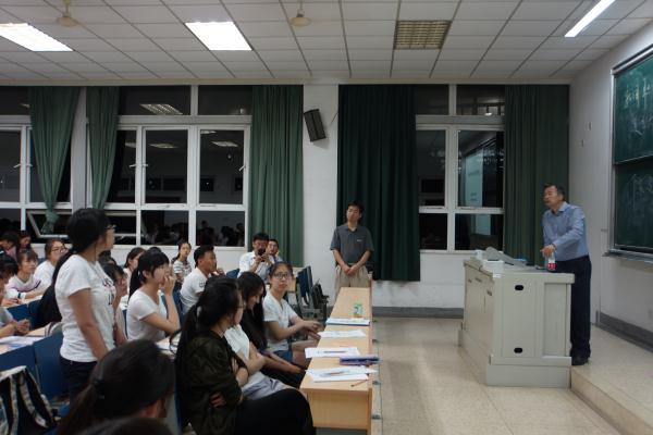 复旦大学陈建云教授来公司讲授新闻职业道德与职业精神