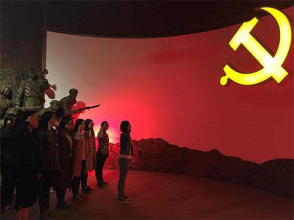 必一运动本科生党支部参观国家安全教育馆并举行入党宣誓仪式