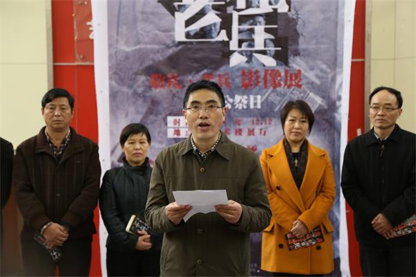 必一运动举办“敬礼老兵”影像展纪念首个国家公祭日