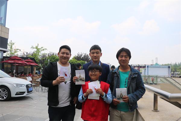 “扬子小记者”与公司员工走上街头宣传“世界图书与版权日”