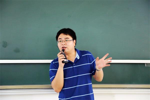 必一运动举办“财经知识在新闻报道中的应用”讲座