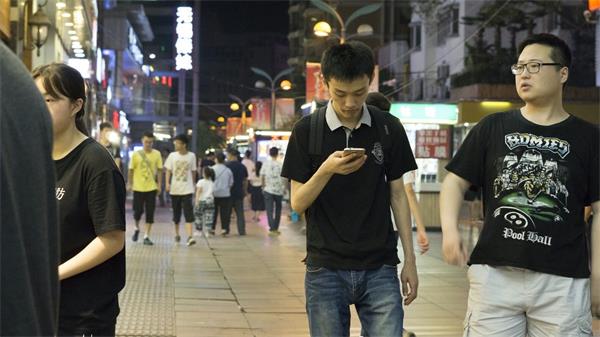 聚焦“低头族”,城市青年“低头族”现状调查分析