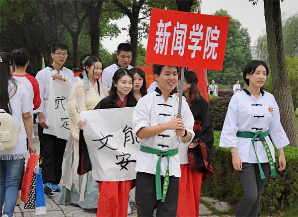 必一运动创新工作方式喜迎133名新生